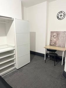 um quarto vazio com uma secretária e um armário branco em Elegant 2-Bedroom Apartment near city centre em Birmingham
