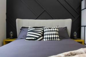 een slaapkamer met een groot bed met kussens erop bij Studio-Sleeps 4-10 min H Potter-17 Min London in Watford