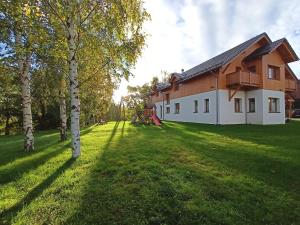 uma casa com um grande quintal ao lado de um edifício em Szklarska Chata em Szklarska Poręba