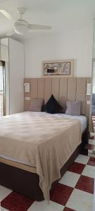 een slaapkamer met een groot bed in een kamer bij Miramar Magic Sea & Sunrise view in Torrevieja
