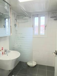 uma casa de banho com um lavatório, um WC e um chuveiro em P house em Seul
