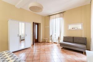 ローマにあるFL Apartments Al Mattonato n4のリビングルーム(ソファ、椅子付)