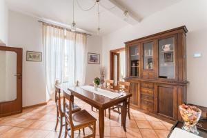 een eetkamer met een houten tafel en stoelen bij FL Apartments Al Mattonato n4 in Rome