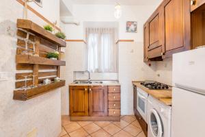 Il comprend une cuisine équipée d'un évier et d'une cuisinière. four supérieur dans l'établissement FL Apartments Al Mattonato n4, à Rome