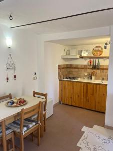 a kitchen and dining room with a table and chairs at Casa Sofia in Calascio