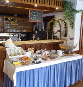 - une table avec de la nourriture dans un restaurant dans l'établissement Pension Gasthof Zum Lamm, à Bischofsheim an der Rhön