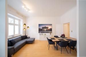 柏林的住宿－Massagesessel, King-Sized Bed, Billardtisch, 2 Couches，客厅配有沙发和桌子