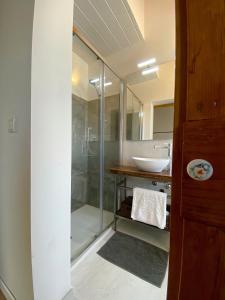 Un baño con ducha de cristal y lavabo. en Levante Flat - 100 m from the beach, en Fano 10 fotos más