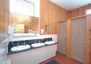 Koupelna v ubytování Blackwater Glamping Pods + 26 fotografií