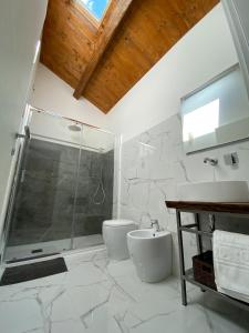Un baño con ducha, inodoro y lavabo. en Levante Flat - 100 m from the beach, en Fano