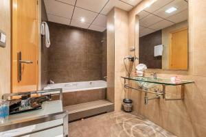 Koupelna v ubytování Hotel Pere III El Gran + 37 fotografií