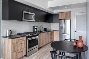 A cozinha ou cozinha compacta de SoMa 1br w parking ac nr tech companies SFO-1436