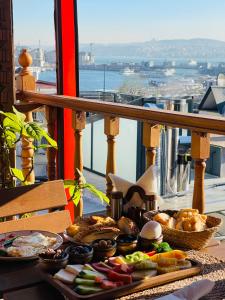 Astra Boutique Hotel في إسطنبول: طاولة مع أطباق من الطعام على شرفة