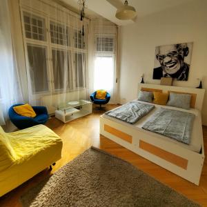 een slaapkamer met een groot bed en een bank bij Treestyle Superior Rooms in Boedapest