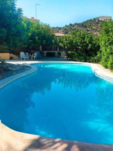 una gran piscina de agua azul en Villa La Torreta Ref056, en Castellón de la Plana
