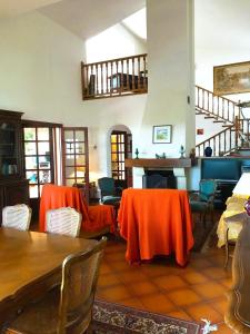 sala de estar con mesas, sillas y chimenea en Villa La Torreta Ref056, en Castellón de la Plana