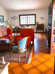 sala de estar con 2 sillas y mesa en Villa La Torreta Ref056, en Castellón de la Plana