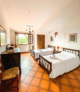 1 dormitorio con 2 camas, mesa y ventana en Villa La Torreta Ref056, en Castellón de la Plana