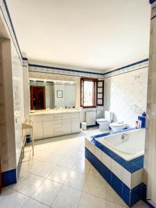 y baño con bañera, aseo y lavamanos. en Villa La Torreta Ref056, en Castellón de la Plana