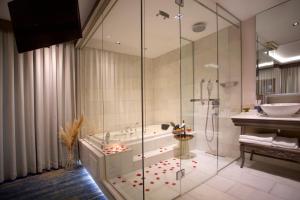 La salle de bains est pourvue d'une douche, d'une baignoire et d'un lavabo. dans l'établissement Pierre Loti Hotel Old City- Special Category, à Istanbul