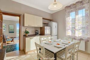 a kitchen and dining room with a table and chairs at Il Giardino delle Meraviglie in Le Grazie