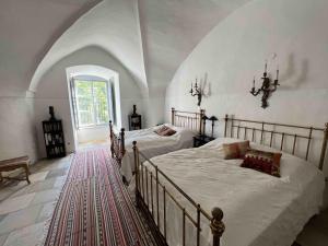 Schwertberg的住宿－Charming Castle in Austria，一间卧室设有两张床和窗户。