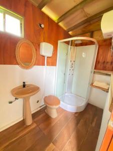 y baño con ducha, aseo y lavamanos. en Casa Cabaña en Punta Negra con mucha natura, en Punta Colorada