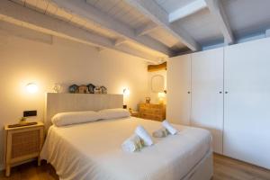1 dormitorio con 1 cama blanca grande y 2 almohadas en Best Port, en Bermeo