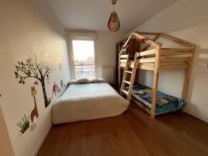 een slaapkamer met een stapelbed en een ladder bij Location for Olympic Games (JO) in Houilles