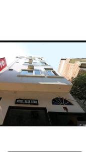 New hotel blue stars في فاراناسي: مبنى عليه علامة فندق بلو ستار
