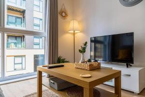 TV a/nebo společenská místnost v ubytování Natural Light City Center Pad