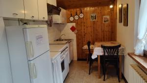 A kitchen or kitchenette at La Casetta nelle Dolomiti