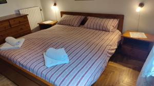 A bed or beds in a room at La Casetta nelle Dolomiti