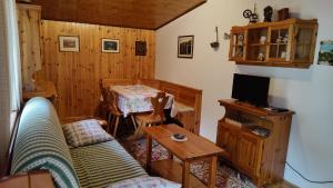 A television and/or entertainment centre at La Casetta nelle Dolomiti