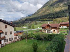 uma vista para uma aldeia com casas e uma montanha em La Casetta nelle Dolomiti em Perarolo di Cadore