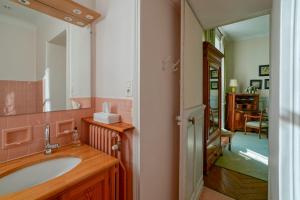 een badkamer met een wastafel en een spiegel bij Château de Thouaré in Thouaré-sur-Loire