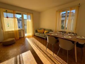 ein Wohnzimmer mit einem Tisch und einem Sofa in der Unterkunft Ascona Casa Farfalla 1 in Ascona