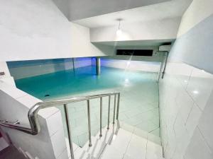 a swimming pool in the middle of a building at Thủy Quỳnh hotel in Xóm Bên Ðông