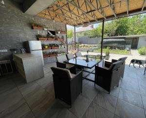cocina y comedor con mesa y sillas en Vila ,Квартира на земле с террасой en Chişinău