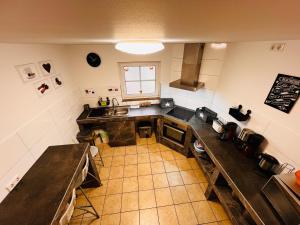 - une vue de tête sur une cuisine avec un comptoir dans l'établissement Bungalow by Zimmervermietung K.Krause, à Lengede
