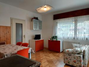 een kleine woonkamer met een tafel en een stoel bij La Casetta nelle Dolomiti in Perarolo di Cadore