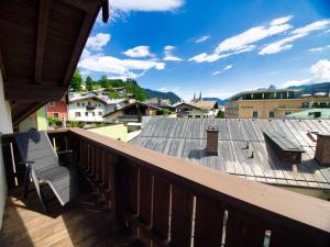 een balkon met een stoel op een dak bij Ferienwohnung Kehlsteinblick in Berchtesgaden