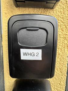una scatola elettrica nera con la parola wifi di City Villa Bad Dürrheim a Bad Dürrheim