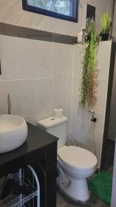 łazienka z toaletą i umywalką w obiekcie CyKali Garden Bungalows w mieście Wok Tum