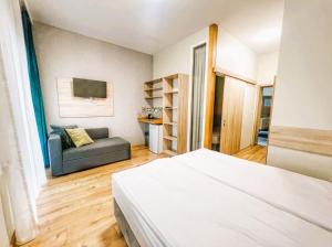 um quarto com uma cama e um sofá num quarto em 3 WIOSŁA Brzozowa Zatoka em Brenno