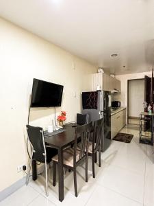 een keuken en eetkamer met een tafel en stoelen bij Megatower 1 Residences, Condominium Transient in Baguio