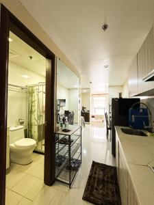 een badkamer met een toilet en een wastafel bij Megatower 1 Residences, Condominium Transient in Baguio