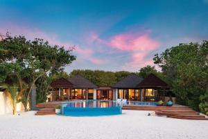 une maison sur la plage avec une piscine dans l'établissement Atmosphere Kanifushi - Premium All Inclusive with Free Transfers, à Lhaviyani Atoll