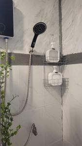 ducha con cabezal de ducha en la pared en CyKali Garden Bungalows, en Wok Tum