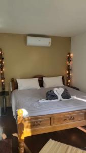 łóżko z dwoma ręcznikami na górze w obiekcie CyKali Garden Bungalows w mieście Wok Tum